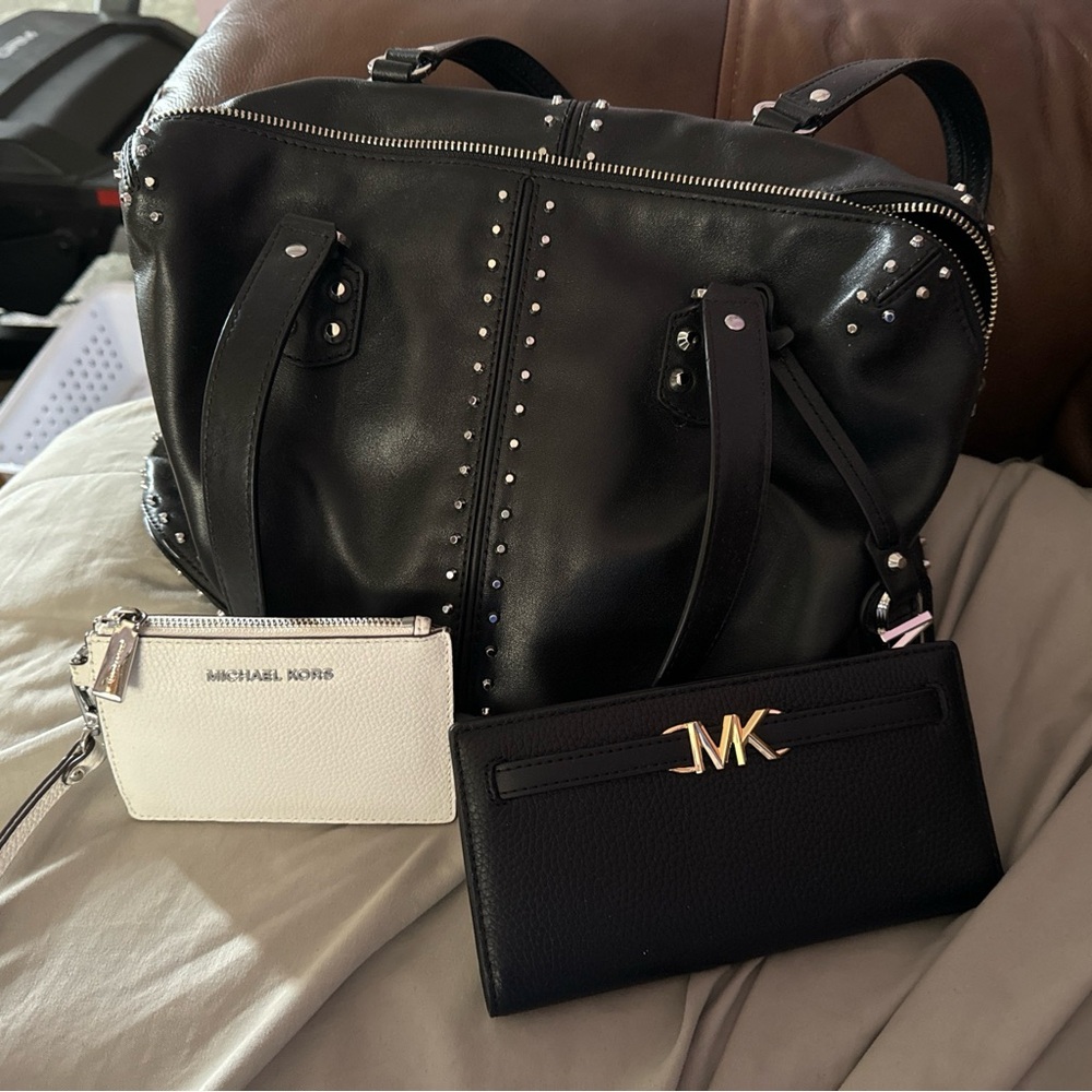 Gorgeous black leather Michael Kors shoulder bag.
